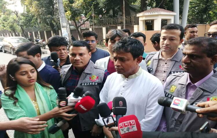 বিএনপিকে রাজধানীর গোলাপবাগ মাঠে শনিবার (১০ ডিসেম্বর) সমাবেশ করার অনুমতি দিয়েছে ঢাকা মহানগর পুলিশ (ডিএমপি)। এ সমাবেশকে কেন্দ্র করে ঢাকায় বিএনপির সাত লাখ লোক এসেছে কি না, তা খোঁজ নেওয়া হচ্ছে বলে জানিয়েছেন ডিবি প্রধান মোহাম্মদ হারুন অর রশীদ। আজ বিকেলে ডিবি কার্যালয়ের সামনে সাংবাদিকদের সঙ্গে আলাপকালে এ কথা জানান তিনি। ছবি: বিপ্লব দিক্ষিৎ