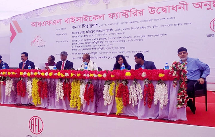 দেশের শীর্ষস্থানীয় শিল্পপ্রতিষ্ঠান প্রাণ-আরএফএল গ্রুপের চেয়ারম্যান ও প্রধান নির্বাহী কর্মকর্তা (সিইও) আহসান খান চৌধুরী বলেছেন, বর্তমান সরকারের বিভিন্ন পদক্ষেপের ফলে দেশের হালকা প্রকৌশল খাত বিকাশ লাভ করেছে। আজ দুপুরে রংপুরের গঙ্গাচড়া উপজেলার লালচাঁদপুরে আরএফএল বাইসাইকেল কারখানা উদ্বোধন অনুষ্ঠানে সভাপতির বক্তব্যে এ কথা বলেন তিনি। ছবি: জাগো নিউজ