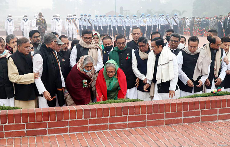 বাংলাদেশ আওয়ামী লীগ সভাপতি ও বঙ্গবন্ধুকন্যা প্রধানমন্ত্রী শেখ হাসিনা মহান বিজয় দিবসে শুক্রবার (১৬ ডিসেম্বর ২০২২) সকালে সাভার জাতীয় স্মৃতিসৌধে দলের কেন্দ্রীয় নেতৃবৃন্দদের সঙ্গে নিয়ে পুস্পস্তবক অর্পণ করে শ্রদ্ধা জানান। ছবি: ইয়াসিন কবির জয়