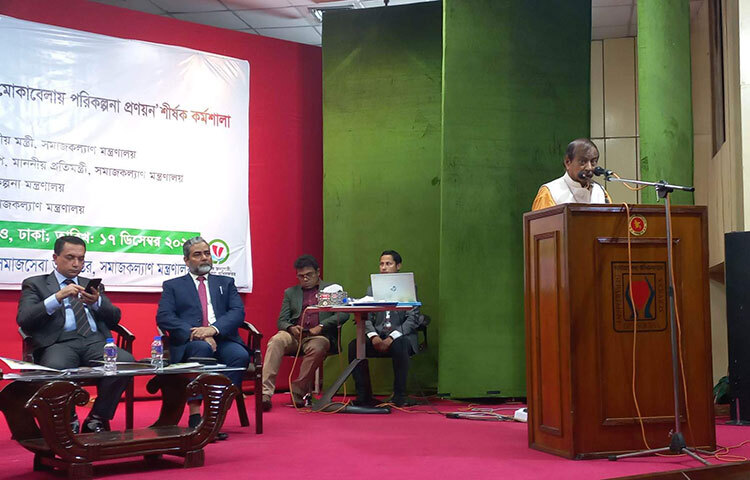 সমাজকল্যাণমন্ত্রী নুরুজ্জামান আহমেদ বলেছেন, প্রান্তিক পেশাজীবীদের জীবনমান উন্নয়নে কাজ চলছে। সরকারের গৃহীত বিভিন্ন কর্মসূচি বাস্তবায়নের ফলে এ পেশাজীবীরা এখন সমাজে স্বীকৃতি পেয়েছেন। আজ রাজধানীর আগারগাঁওয়ে সমাজসেবা অধিদপ্তর মিলনায়তনে ‘প্রান্তিক পেশাজীবীদের জীবনমানোন্নয়নে বিরাজমান চ্যালেঞ্জ মোকাবিলায় পরিকল্পনা প্রণয়ন’ শীর্ষক কর্মশালা অনুষ্ঠিত হয়। কর্মশালার সমাপনী পর্বে প্রধান অতিথির বক্তব্যে মন্ত্রী এসব কথা বলেন। ছবি: মাহবুব আলম