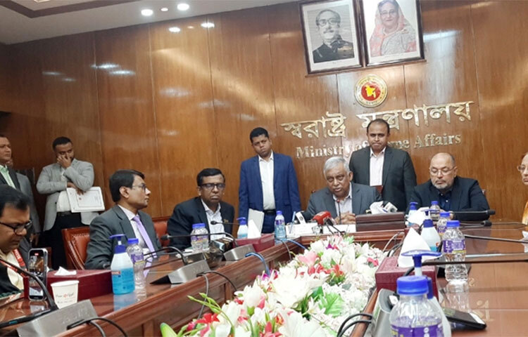 রোহিঙ্গা ক্যাম্পগুলোতে মিয়ানমারের মোবাইল নেটওয়ার্ক ব্যবহার করা হচ্ছে জানিয়ে স্বরাষ্ট্রমন্ত্রী আসাদুজ্জামান খান কামাল বলেছেন, রোহিঙ্গারা যেন মিয়ানমারের মোবাইল নেটওয়ার্ক ব্যবহার থেকে বিরত থাকেন এবং আমাদের নেটওয়ার্ক ব্যবহার করেন, সেই ব্যবস্থা করতে কমিটি গঠন করা হয়েছে। আজ সচিবালয়ে স্বরাষ্ট্র মন্ত্রণালয়ের সভাকক্ষে সভা শেষে তিনি সাংবাদিকদের এ কথা বলেন। ছবি: জাগো নিউজ