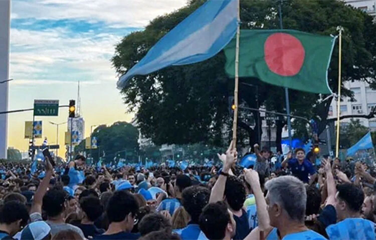 টান টান উত্তেজনায় ভরা ছিল কাতার ফুটবল বিশ্বকাপের ফাইনাল খেলা। রোববার (১৮ ডিসেম্বর) লুসাইল স্টেডিয়ামে আর্জেন্টিনা আর ফ্রান্সের তুমুল লড়াই শেষে জয়ী হয় মেসির দল। আর্জেন্টাইনদের বিশ্বকাপ ছিনিয়ে নেওয়ার আনন্দে মাতোয়ারা বাংলাদেশি সমর্থকরাও। তাদের বাধভাঙা উল্লাস যেন থামছেই না। আর বাংলাদেশি সমর্থকদের সেই উল্লাসের খবর উঠে এলো আন্তর্জাতিক গণমাধ্যমেও। ছবি: মাহবুব আলম