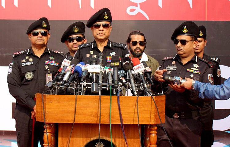 আদালত চত্বর থেকে দুই জঙ্গি ছিনিয়ে নেওয়ার ঘটনাকে আইনশৃঙ্খলা বাহিনীর জন্য ব্যর্থতা হিসেবে দেখছেন এলিট ফোর্স র‌্যাব মহাপরিচালক (ডিজি) এম খুরশীদ আলম। তিনি মনে করেন, জঙ্গিরা নতুন করে মাথাচাড়া দিয়ে ওঠার চেষ্টা করলেও অব্যাহত অভিযানে তারা সুসংগঠিত হতে পারবে না। শুক্রবার (২৩ ডিসেম্বর) সকালে ঐতিহাসিক সোহরাওয়ার্দী উদ্যানে আওয়ামী লীগের জাতীয় সম্মেলনের নিরাপত্তা ভেন্যু পরিদর্শনে এসে সাংবাদিকদের প্রশ্নের জবাবে তিনি এ কথা বলেন। ছবি: জাগো নিউজ