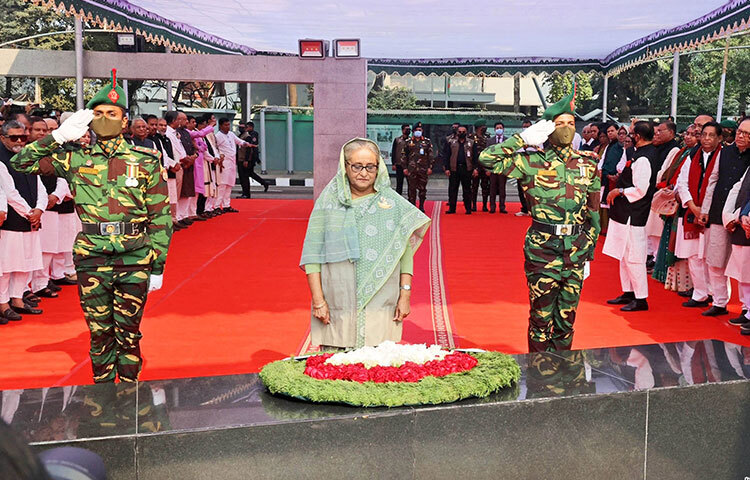 আওয়ামী লীগ সভাপতি ও প্রধানমন্ত্রী শেখ হাসিনার নেতৃত্বে জাতির পিতা বঙ্গবন্ধু শেখ মুজিবুর রহমানের প্রতিকৃতিতে শ্রদ্ধা নিবেদন করেছে আওয়ামী লীগের নব-নির্বাচিত কেন্দ্রীয় কমিটি ও উপদেষ্টা পরিষদ। আজ সকালে রাজধানীর ধানমন্ডির ৩২ নম্বর সড়কে বঙ্গবন্ধু স্মৃতি জাদুঘরের সামনে জাতির পিতার প্রতিকৃতিতে আওয়ামী লীগ সভাপতি প্রথমে পুষ্প-স্তবক অর্পণ করেন। ছবি: ইয়াসিন কবির জয়