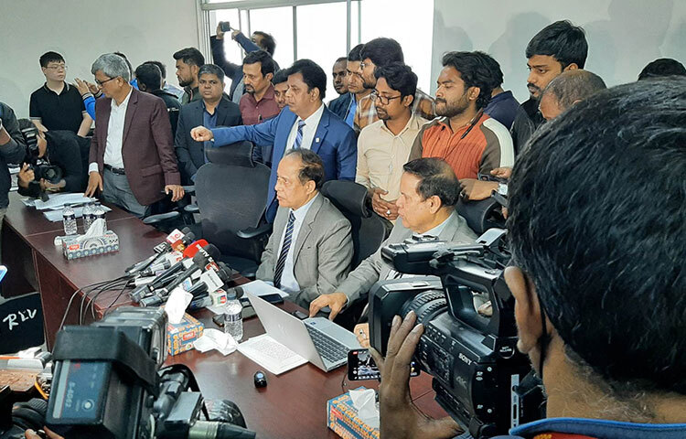 রংপুর সিটি করপোরেশন নির্বাচনে ভোট পড়ার গতি ধীর হওয়া সম্পর্কে প্রধান নির্বাচন কমিশনার (সিইসি) কাজী হাবিবুল আউয়াল বলেছেন, ইভিএমের গতি অবশ্যই ব্যালটের চেয়ে ধীর হবে। মঙ্গলবার (২৭ ডিসেম্বর) রাজধানীর আগারগাঁওয়ে নির্বাচন ভবনে সিসিটিভিতে রংপুর সিটি করপোরেশন (রসিক) নির্বাচন মনিটিরিংকালে সাংবাদিকদের এ কথা বলেন তিনি। ছবি: জাগো নিউজ