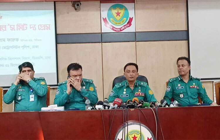 ইংরেজি নতুন বছর বরণ করতে থার্টি ফার্স্ট নাইটে উন্মুক্ত স্থানে কোনো অনুষ্ঠান না করার অনুরোধ জানিয়েছেন ঢাকা মেট্রোপলিটন পুলিশ (ডিএমপি) কমিশনার খন্দকার গোলাম ফারুক। আজ ডিএমপি মিডিয়া সেন্টারে থার্টি ফার্স্ট নাইট-২০২২ উদযাপন উপলক্ষে কমিশনারস মিট দ্য প্রেসে ডিএমপি কমিশনার এসব কথা বলেন। ছবি: বিপ্লব দিক্ষিৎ