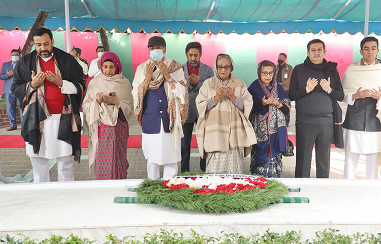 প্রধানমন্ত্রী আজ সকালে তার ছোট বোন শেখ রেহানাকে সঙ্গে নিয়ে জাতির পিতার সমাধি সৌধে ফাতেহা পাঠ করেন এবং ১৯৭৫ সালের  ১৫ আগস্ট বিয়োগান্তক ঘটনার অন্যান্য শহীদদের বিদেহী আত্মার শান্তি কামনা করে মোনাজাতে যোগ দেন। তিনি বঙ্গবন্ধুর সমাধিতে পুষ্পস্তবক অর্পণ করে তার প্রতি গভীর শ্রদ্ধা নিবেদন করেন। ছবি: ইয়াসিন কবির জয়