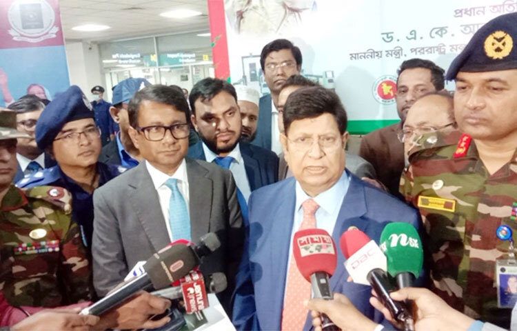 বাংলাদেশ নিয়ে বিদেশিদের ‘মাতব্বরি’ দরকার নেই বলে মন্তব্য করেছেন পররাষ্ট্রমন্ত্রী ড. এ কে আবদুল মোমেন। যুক্তরাষ্ট্রকে ইঙ্গিত করে তিনি বলেছেন, ওনারা আগে নিজেদের আয়নায় দেখুক। আজ দুপুরে সিলেট এম এ জি ওসমানী আন্তর্জাতিক বিমানবন্দরে ই-গেট কার্যক্রমের উদ্বোধন শেষে মন্ত্রী এ কথা বলেন। ছবি: জাগো নিউজ