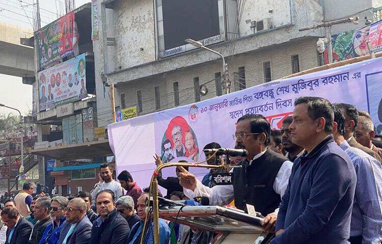 আওয়ামী লীগের সভাপতিমণ্ডলীর সদস্য জাহাঙ্গীর কবির নানক বলেছেন, ‘মির্জা ফখরুল কারাগার থেকে বের হয়েছেন। তিনি কারাগার থেকে বের হয়ে বলেছেন, সরকার পতন না করে ঘরে ফিরবেন না। সরকারের পতন হবে না। কারণ এ সরকার জনগণের সরকার। আজ রাজধানীর ফার্মগেটে যুবলীগের সমাবেশে তিনি এসব কথা বলেন। ছবি: মাহবুব আলম