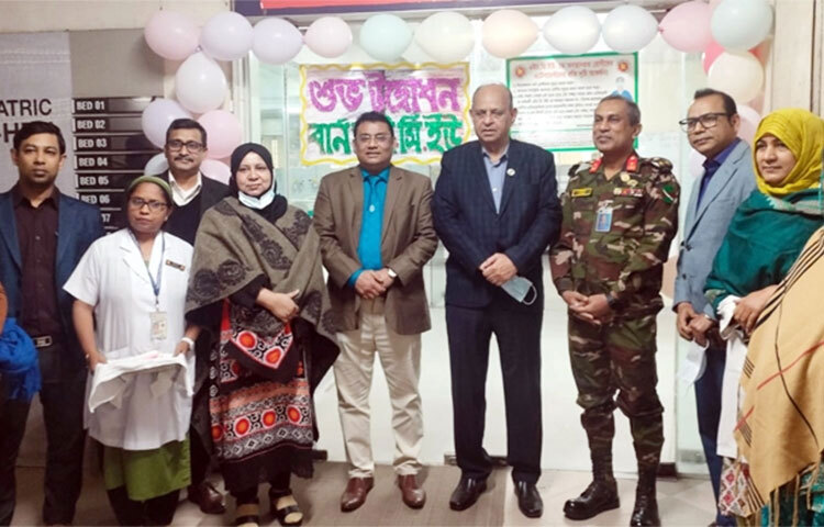 বার্ন ইনস্টিটিউটে চাপ কমাতে ঢাকা মেডিকেল কলেজ হাসপাতালের বার্ন ইউনিটে আগুনে পোড়া রোগীদের জন্য ১৪টি আইসিইউ বেড বরাদ্দ করা হয়েছে। আজ সকালে ঢাকা মেডিকেল কলেজ হাসপাতালের পরিচালক ব্রিগেডিয়ার জেনারেল মো. নাজমুল হক এবং শেখ হাসিনা জাতীয় বার্ন ও প্লাস্টিক সার্জারি ইনস্টিটিউটের প্রধান সমন্বয়ক ডা. সামন্ত লাল সেন বেডগুলো আনুষ্ঠানিকভাবে উদ্বোধন করেন। ছবি: জাগো নিউজ