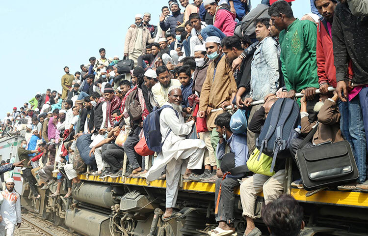 আখেরি মোনাজাত শেষে মুসল্লিরা তাদের নিজ নিজ গন্তব্যে যাচ্ছে। পরিবহন সংকটের কারণে জীবনের ঝুঁকি নিয়ে তারা এভাবে ট্রেনে করে বাড়ি যাচ্ছেন। ছবি: বিপ্লব দিক্ষিৎ