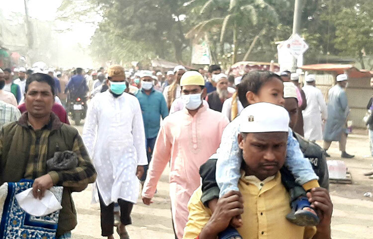 ইজতেমায় যোগ দিতে দেশের বিভিন্ন স্থান থেকে আসছেন ধর্মপ্রাণমানুষ। ছবি: মো. আমিনুল ইসলাম