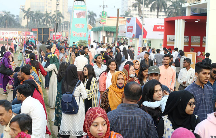 ধীরে ধীরে জমে উঠছে অমর একুশে বইমেলা। বিভিন্ন শ্রেণির পাঠক ও দর্শনার্থীরা মেলায় আসছেন। ছবি: বিপ্লব দিক্ষিৎ