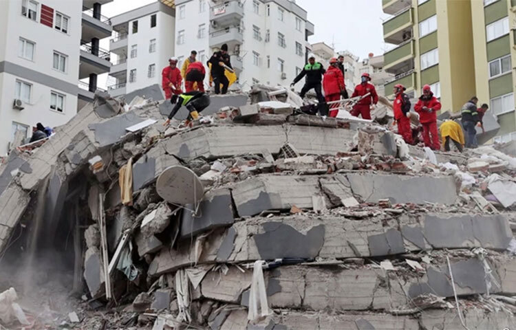 তুরস্কের দক্ষিণাঞ্চল আর সিরিয়ার উত্তরাঞ্চলে অল্প সময়ের ব্যবধানে সোমবার ভোরে ৭ দশমিক ৮ মাত্রার ভয়াবহ ভূমিকম্প ব্যাপক ধ্বংসযজ্ঞ চালিয়েছে। হাজার হাজার ভবন সমতলের সঙ্গে মিশিয়ে দিয়েছে এই দুর্যোগ। বিভিন্ন শহরের বাসিন্দারা আটকা পড়ে যান ধসে পড়া ভবনের ভেতরে। ছবি: সংগৃহীত