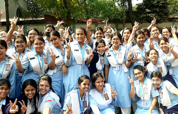 আজ প্রকাশিত হয়েছে এইচএসসি ও সমমানের পরীক্ষার ফল। প্রত্যাশিত ফলাফল করতে পারায় আনন্দিত রাজধানীর ভিকারুননিসা নূন স্কুল এন্ড কলেজের শিক্ষার্থীরা। ছবি: মাহবুব আলম