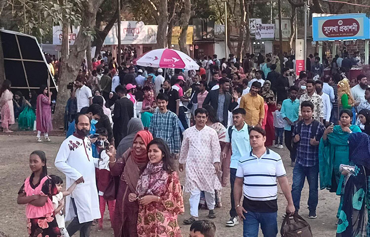 আজকের বইমেলায় পাঠক ও দর্শনার্থীদের উপস্থিতে উপচেপড়া ভিড় দেখা গেছে। ছবি: মাহবুব আলম