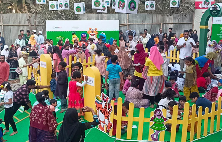 ফলে বইমেলায় সিসিমপুরে বাড়ছে শিশুদের আগ্রহ। একুশে বইমেলার সোহরাওয়ার্দী উদ্যান অংশের গেটের প্রবেশ মুখে শিশুচত্বর। আজ বেলা সাড়ে ১১টায় সেখানে গিয়ে দেখা যায়, সিসিমপুর উপভোগ করছে কয়েকশ শিশু। মূলত ছুটির দিনে বেলা সাড়ে ১১টায়, বিকেল সাড়ে ৩টায় ও সন্ধ্যা সাড়ে ৬টায় আয়োজন করা হয় সিসিমপুর। ছবি: মাহবুব আলম