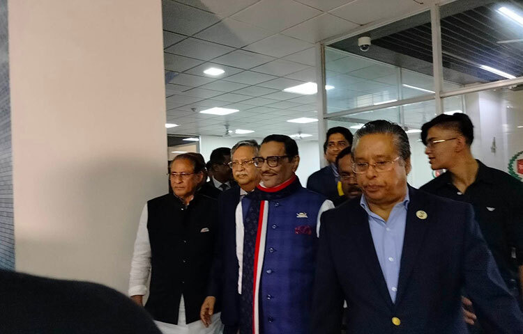 রাষ্ট্রপতি পদে মনোনয়নপত্র জমা দেওয়ার পর প্রতিক্রিয়া ব্যক্ত করেছেন আওয়ামী লীগ মনোনীত প্রার্থী মোহাম্মদ সাহাবুদ্দিন চুপ্পু। গণমাধ্যমকর্মীরা তাৎক্ষণিক প্রতিক্রিয়া জানতে চাইলে তিনি শুধু একটি বাক্যই বলেন, ‘সবই সর্বশক্তিমান আল্লাহর ইচ্ছা।’ এর আগে রোববার (১২ ফেব্রæয়ারি) সকালে নির্বাচন কমিশনে মনোনয়নপত্র জমা দেন তিনি। ছবি: জাগো নিউজ