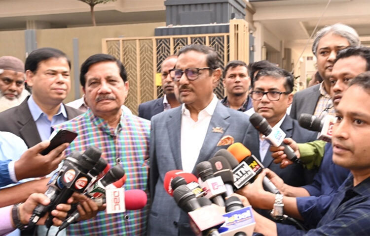 আগামী জাতীয় সংসদ নির্বাচনে বিএনপিসহ সব দলের অংশগ্রহণ চেয়েছে ইউরোপীয় ইউনিয়ন (ইইউ)। এমনটি জানিয়েছেন আওয়ামী লীগের সাধারণ সম্পাদক এবং সড়ক পরিবহন ও সেতুমন্ত্রী ওবায়দুল কাদের। আজ সকালে রাজধানীর গুলশানে ইউরোপীয় ইউনিয়নের রাষ্ট্রদূতদের সঙ্গে বৈঠক করেন ওবায়দুল কাদের। বৈঠক শেষে তিনি সাংবাদিকদের ব্রিফ করেন। ছবি: জাগো নিউজ