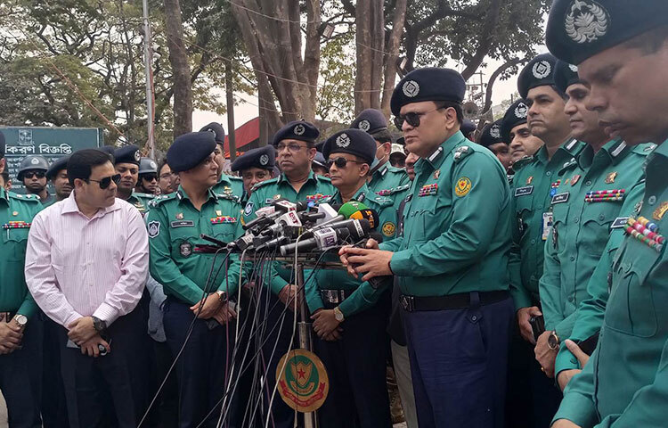 আন্তর্জাতিক মাতৃভাষা দিবসে জঙ্গি হামলার আশঙ্কা নেই বলে জানিয়েছেন ঢাকা মেট্রোপলিটন পুলিশ (ডিএমপি) কমিশনার খন্দকার গোলাম ফারুক। তিনি বলেন, এখন পর্যন্ত এ বিষয়ে আমাদের কাছে সুনির্দিষ্ট কোনো তথ্য নেই। আজ কেন্দ্রীয় শহীদ মিনারে ২১ ফেব্রুয়ারি উপলক্ষে গৃহীত সার্বিক নিরাপত্তা নিয়ে সাংবাদিকদের এক প্রশ্নের জবাবে তিনি এ কথা বলেন। ছবি: বিপ্লব দিক্ষিৎ