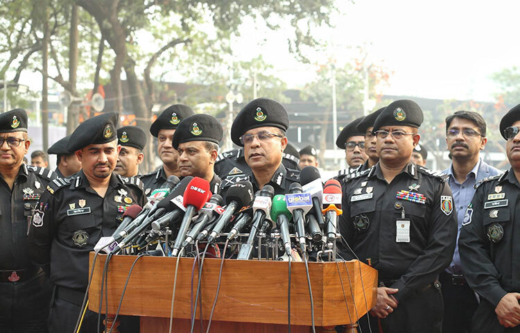 মহান শহীদ দিবস ও আন্তর্জাতিক মাতৃভাষা দিবস উপলক্ষে কোনো জঙ্গি হামলার আশঙ্কা নেই বলে জানিয়েছেন র‌্যাব মহাপরিচালক (ডিজি) এম খুরশীদ হোসেন। তিনি বলেন, ঢাকার আদালত থেকে দুই জঙ্গি পালানোর পর গ্রেফতার না হলেও কোনো জঙ্গি হামলার আশঙ্কা নেই। আজ বিকেলে একুশে ফেব্রুয়ারি ও আন্তর্জাতিক মাতৃভাষা দিবস উপলক্ষে কেন্দ্রীয় শহীদ মিনার প্রাঙ্গণে সার্বিক নিরাপত্তা ব্যবস্থা পরিদর্শন শেষে সাংবাদিকদের সঙ্গে মতবিনিময়ের সময় তিনি এ কথা বলেন। ছবি: বিপ্লব দিক্ষিৎ