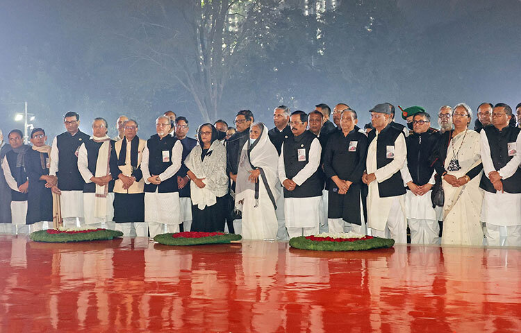 পরে মন্ত্রিপরিষদের সদস্য ও সিনিয়র  নেতাদের নিয়ে বাংলাদেশ আওয়ামী লীগের সভাপতি শেখ হাসিনা দলের পক্ষ থেকে শহীদ মিনারে আরেকটি পুষ্পস্তবক অর্পণ করেন। ছবি: ইয়াসিন কবির জয়