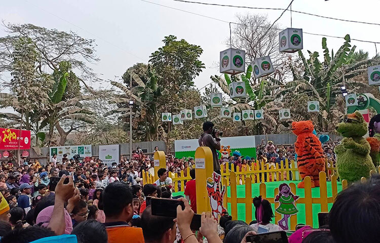 শেষ দিনগুলোতে আরও জমজমাট হয়ে উঠছে অমর একুশে বইমেলা। মাসব্যাপী এ মেলা ঘিরে সপ্তাহের প্রতি শুক্র ও শনিবার থাকছে ‘শিশু প্রহর’। মেলার সোহরাওয়ার্দী উদ্যান অংশে তৈরি করা হয়েছে অস্থায়ী শিশু চত্বর। শুক্রবার ছুটির দিনে নেচে গেয়ে সিসিমপুর অনুষ্ঠান উদযাপন করেছে শিশুরা। ছবি: বিপ্লব দিক্ষিৎ
