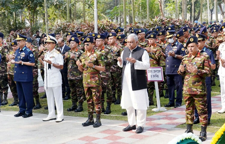 ২০০৯ সালের ২৫-২৬ ফেব্রæয়ারি পিলখানায় বিডিআর (বর্তমানে বিজিবি) সদর দপ্তরে সংঘটিত বর্বরোচিত হত্যাকাণ্ডে শহীদ সেনা কর্মকর্তাদের ১৪তম শাহাদত বার্ষিকী যথাযথ মর্যাদায় পালিত হয়েছে। আন্তঃবাহিনী জনসংযোগ পরিদপ্তর (আইএসপিআর) এক সংবাদ বিজ্ঞপ্তিতে এ তথ্য জানায়। ছবি: সংগৃহীত