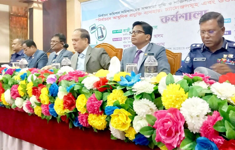 ইলেকট্রিক ভোটিং মেশিনে (ইভিএম) ভোট কারচুপির কোনো সুযোগ নেই। বিগত ১০ মাসে এ ধরনের কোনো বস্তুনিষ্ঠ অভিযোগ পাওয়া যায়নি বলে জানিয়েছেন প্রধান নির্বাচন কমিশনার (সিইসি) কাজী হাবিবুল আউয়াল। আজ সকালে পাবনার ঈশ্বরদীতে এক কর্মশালায় তিনি এসব কথা জানান।  ছবি: জাগো নিউজ