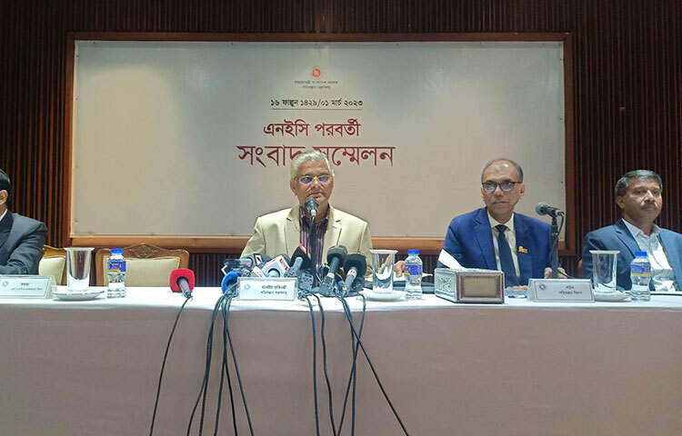 জানুয়ারি মাসের ধারাবাহিকতায় ফেব্রুয়ারিতেও নির্বাহী আদেশে খুচরা পর্যায়ে বিদ্যুতের দাম ৫ শতাংশ বাড়িয়েছে সরকার। এটি খুব বেশি নয় বলে মন্তব্য করেছেন পরিকল্পনা প্রতিমন্ত্রী ড. শামসুল আলম। আজ রাজধানীর এনইসি সম্মেলনকক্ষে জাতীয় অর্থনৈতিক পরিষদের (এনইসি) সভায় সংশোধিত এডিপি অনুমোদন দেওয়া হয়। সভা শেষে সংবাদ সম্মেলনে প্রতিমন্ত্রী এ কথা বলেন। ছবি: জাগো নিউজ