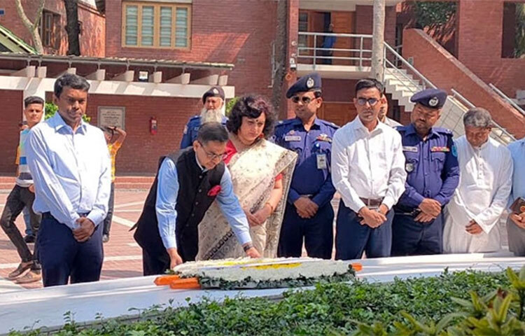 ঢাকায় নিযুক্ত ভারতীয় হাইকমিশনার প্রণয় ভার্মা ও মিসেস ভার্মা গোপালগঞ্জের টুঙ্গিপাড়ায় জাতির পিতা বঙ্গবন্ধু শেখ মুজিবুর রহমানের সমাধিতে ফুল দিয়ে শ্রদ্ধা জানিয়েছেন। আজ তারা এ শ্রদ্ধা নিবেদন করেন। ছবি: জাগো নিউজ
