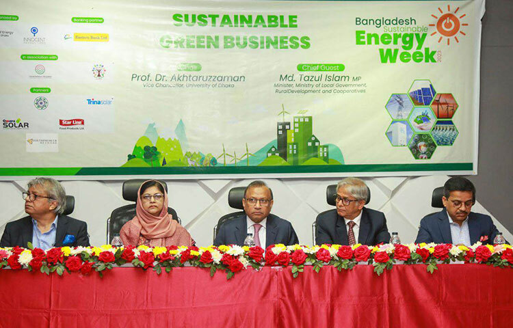 স্থানীয় সরকারমন্ত্রী মো. তাজুল ইসলাম বলেছেন, ঢাকা শহরে প্রতিদিন ছয় হাজার টন আবর্জনা তৈরি হয়। এ আবর্জনা সঠিক ব্যবস্থাপনা করা গেলে দৈনিক ৪০ থেকে ৫০ মেগাওয়াট বিদ্যুৎ উৎপাদন করা সম্ভব। আজ ঢাকা বিশ্ববিদ্যালয় অডিটোরিয়ামে ইনস্টিটিউট অব এনার্জি আয়োজিত ‘সাসটেইনেবল গ্রিন বিজনেস’ শীর্ষক সেমিনারে এ কথা বলেন তিনি। ছবি: বিপ্লব দিক্ষিৎ