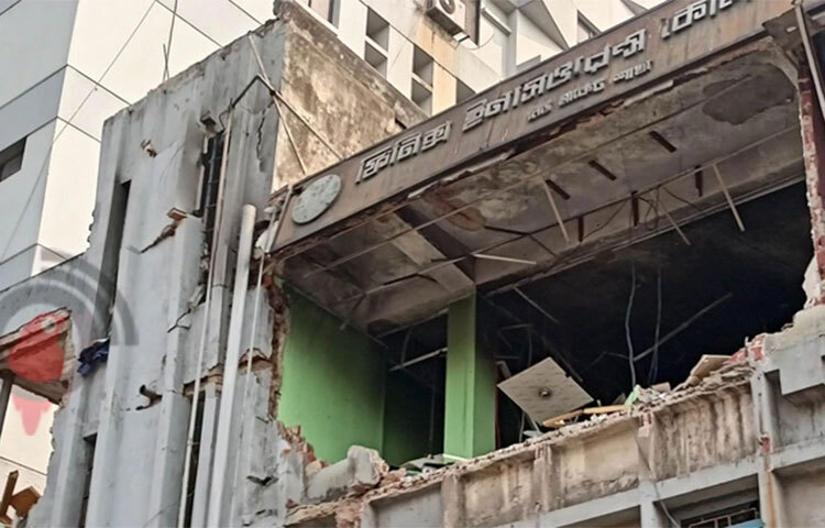 রাজধানীর সায়েন্সল্যাবের বিস্ফোরণের ঘটনায় কেঁপে ওঠে পুরো এলাকা। বিস্ফোরণের সময় শুধু ক্ষতিগ্রস্ত এলাকা নয় আশপাশের ভবনও কেঁপে ওঠে। আজ সকাল ১০টা ৫০ মিনিটের দিকে সায়েন্সল্যাবের একটি ভবনের তিনতলায় বিস্ফোরণের ঘটনা ঘটে। ছবি: বিপ্লব দিক্ষিৎ