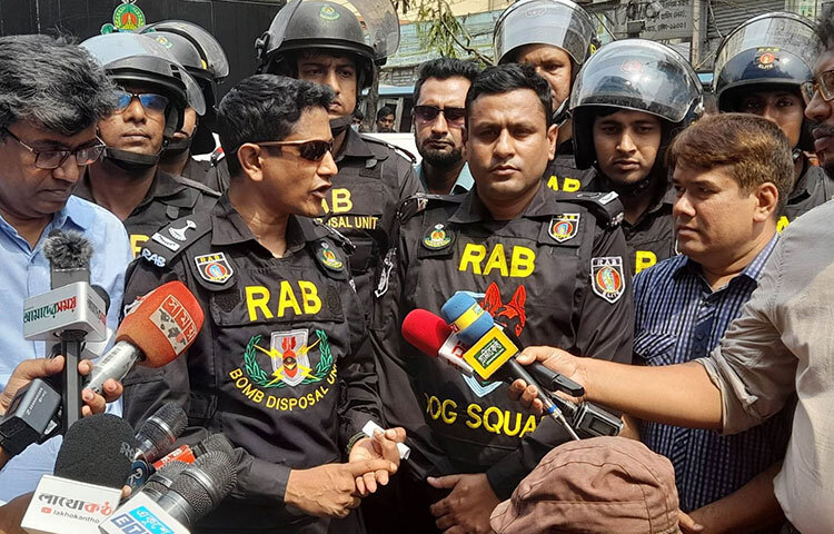 রাজধানীর গুলিস্তানের বিস্ফোরণ স্বাভাবিক নয় বলে মন্তব্য করেছেন র‌্যাবের বোম্ব ডিসপোজাল ইউনিটের প্রধান মেজর মশিউর রহমান। আজ দুপুরে তিনি সাংবাদিকদের প্রশ্নের জবাবে এ কথা জানান। তিনি বলেন, আমরা প্রাথমিকভাবে পেয়েছি ভবনের বিস্ফোরণ বেজমেন্ট থেকে হয়েছে। ছবি: জাগো নিউজ