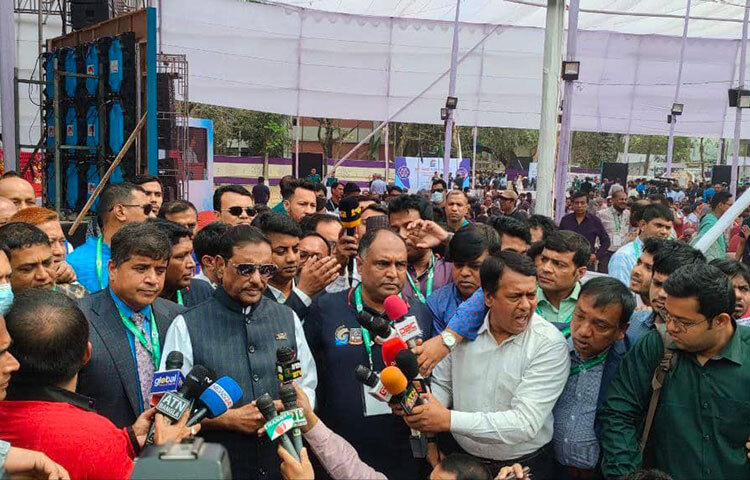 বিএনপি চেয়ারপারসন খালেদা জিয়ার মুক্তি এবং তার রাজনীতি ও নির্বাচন করতে পারা না-পারার বিষয়ে সিদ্ধান্ত দেওয়া পুরোপুরি আদালতের এখতিয়ার বলে জানিয়েছেন আওয়ামী লীগ সাধারণ সম্পাদক এবং সড়ক পরিবহন ও সেতুমন্ত্রী ওবায়দুল কাদের। আজ দুপুরে ঢাকা বিশ্ববিদ্যালয়ের মহসিন হল অ্যালামনাই অ্যাসোসিয়েশনের পুনর্মিলনীতে প্রধান অতিথি হিসেবে উপস্থিত হয়ে সাংবাদিকদের প্রশ্নের জবাবে তিনি এ কথা বলেন। ছবি: জাগো নিউজ