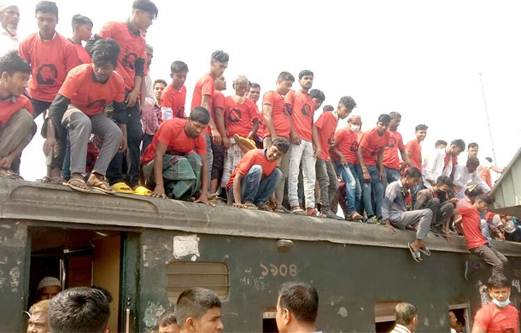 ময়মনসিংহে প্রধানমন্ত্রীর জনসভায় ট্রেনে করে হাজার হাজার নেতাকর্মী যোগ দিচ্ছেন। আজ সকাল থেকে দুপুর পর্যন্ত গফরগাঁও থেকে সংসদ সদস্য ফাহমি গোলন্দাজ বাবেলের নেতৃত্বে বলাকা ট্রেনে আসেন নেতাকর্মীরা। অপরদিকে নান্দাইলের সংসদ সদস্য আনোয়ারুল আবেদীন খান তুহিনের নেতৃত্বে ট্রেনে করে আসেন কয়েক হাজার নেতাকর্মী। ছবি: মঞ্জুরুল ইসলাম