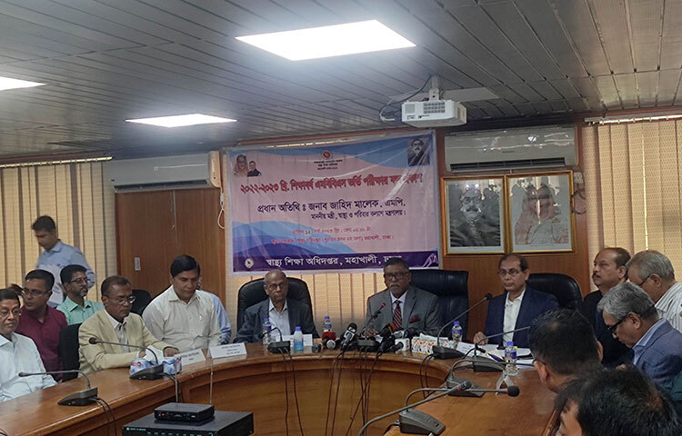 সরকারি ও বেসরকারি মেডিকেল কলেজে ২০২২-২৩ শিক্ষাবর্ষে এমবিবিএস ভর্তি পরীক্ষার ফল প্রকাশ করা হয়েছে। আজ রাজধানীর মহাখালীতে স্বাস্থ্য অধিদপ্তরে আয়োজিত এক অনুষ্ঠানে স্বাস্থ্য ও পরিবার কল্যাণমন্ত্রী জাহিদ মালেক আনুষ্ঠানিকভাবে এ ফল প্রকাশ করেন। ছবি: বিপ্লব দিক্ষিৎ