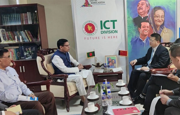 বাংলাদেশের বৃহত্তম দ্বিপাক্ষিক উন্নয়ন সহযোগী এবং বাণিজ্য বিনিয়োগের জন্য চীনকে গুরুত্বপূর্ণ দেশ হিসেবে উল্লেখ করেছেন তথ্য ও যোগাযোগ প্রযুক্তি প্রতিমন্ত্রী জুনাইদ আহমেদ পলক। প্রতিমন্ত্রীর সঙ্গে ঢাকায় চীনের রাষ্ট্রদূত ইয়াও ওয়েনের দ্বিপাক্ষিক বৈঠককালে তিনি এ কথা বলেন। আজ রাজধানীর আগারগাঁওয়ে আইসিটি টাওয়ারে প্রতিমন্ত্রীর অফিস কক্ষে বৈঠকটি অনুষ্ঠিত হয়। ছবি: জাগো নিউজ