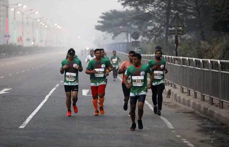 ‘বঙ্গবন্ধু শেখ মুজিব ঢাকা ম্যারাথন-২০২১’- এ অংশ নিয়েছেন দেশি-বিদেশি দুই শতাধিক অ্যাথলেট। ছবি: বিপ্লব দিক্ষিৎ