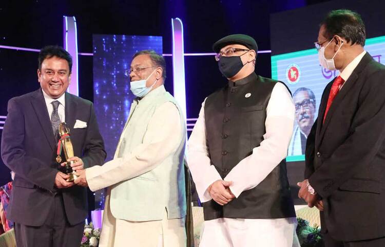 প্রধানমন্ত্রীর পক্ষে তথ্যমন্ত্রী ড. হাছান মাহমুদের কাছ থেকে পুরস্কার গ্রহণ করছেন অভিনেতা জাহিদ হাসান। ছবি: সংগৃহীত