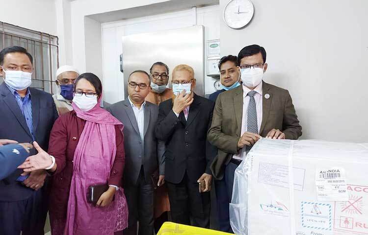 বরিশালে পৌঁছেছে ৩ লাখ ১২ হাজার ডোজ করোনার ভ্যাকসিন। আজ বেলা ১২টায় বেক্সিমকো ফার্মাসিউটিক্যালসের ফ্রিজার ভ্যানে করে ভ্যাকসিন সিভিল সার্জন কার্যালয়ে এসে পৌঁছায়। ছবি: জাগো নিউজ
