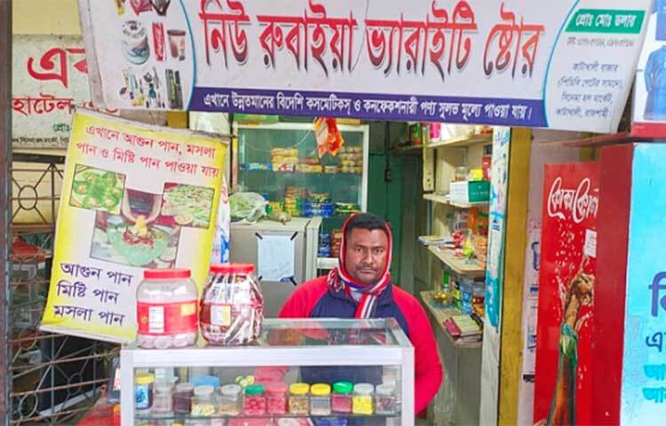 রাজশাহীর নগরীর উপকণ্ঠ কাটাখালী পৌরসভায় বাড়ি মো. ডলার (৩৫) নামের যুবকের। পেশায় তিনি রাজশাহী সুগার মিলের পাম্প চালক। অবসর সময়ের অধিকাংশই কাটে ইউটিউব ও ফেসবুকের ভিডিও দেখে। সে থেকেই মাথায় চিন্তা আসে চাকরির পাশাপাশি ব্যতিক্রমী কিছু করার। এভাবেই তিনি আগুন পান বিক্রি শুরু করেন। ছবি: জাগো নিউজ