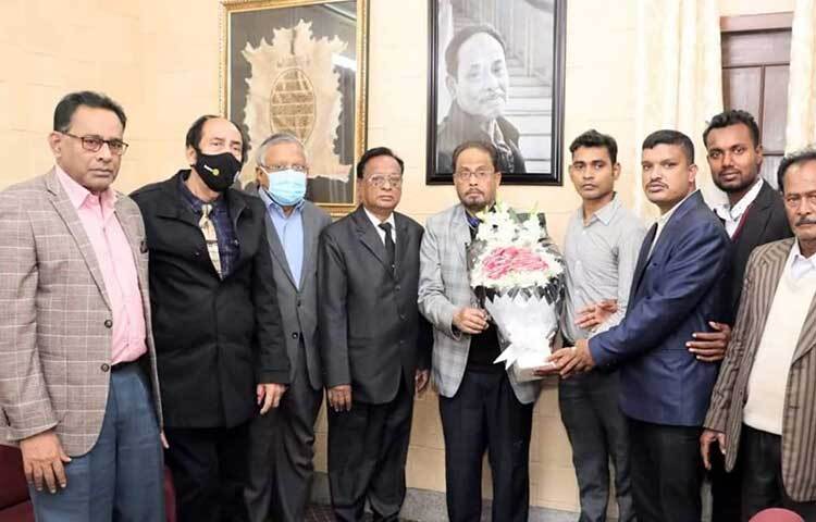 কুড়িগ্রামের আইনজীবী অ্যাডভোকেট এনামুল হক আজ মঙ্গলবার রাজধানীর বনানীর জাতীয় পার্টির কার্যালয়ে পার্টির চেয়ারম্যান গোলাম মোহাম্মদ কাদেরের হাতে ফুল দিয়ে জাতীয় পার্টিতে যোগদান করেন। ছবি: জাগো নিউজ