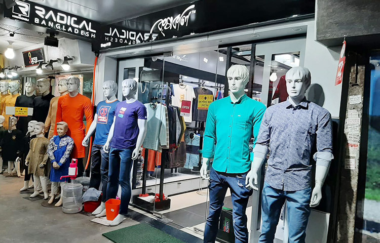 আর্টেলা ব্র্যান্ডের স্বত্বধিকারী কানিজ হৃদি জাগো নিউজকে বলেন, 'ভ্যালেন্টাইনস ডে’র জন্য আয়োজন থাকলেও ক্রেতা নেই। তবে বসন্তবরণ উপলক্ষে কিছু ক্রেতা আসছে। বেচাকেনা গত বছরের চেয়ে অর্ধেকেরও কম।’ ছবি: জাগো নিউজ