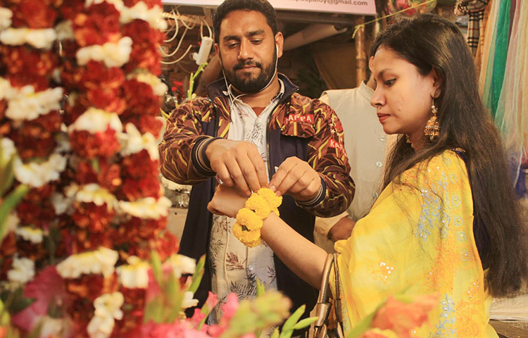 ভালোবাসার উপহার বিনিময়। ছবি: বিপ্লব দিক্ষিৎ