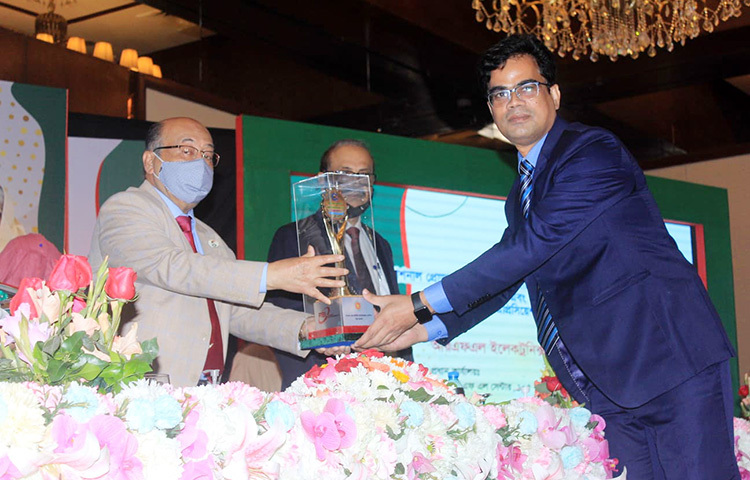 ‘ন্যাশনাল প্রোডাক্টিভিটি অ্যান্ড কোয়ালিটি এক্সিলেন্স অ্যাওয়ার্ড-২০১৯’ পুরস্কার পাওয়া প্রাণ-আরএফএল গ্রুপের ১০ প্রতিষ্ঠান হলো- বঙ্গ বিল্ডিং ম্যাটেরিয়াল লিমিটেড, আরএফএল ইলেকট্রনিক্স লিমিটেড, রংপুর মেটাল ইন্ডাস্ট্রিজ লিমিটেড, নাটোর এগ্রো লিমিটেড, আরএফএল প্লাস্টিকস লিমিটেড, ডিউরেবল প্লাস্টিক লিমিটেড, গেট ওয়েল লিমিটেড, বঙ্গ প্লাস্টিক ইন্টারন্যাশনাল লিমিটেড, প্যাকম্যাট ইন্ডাস্ট্রিজ লিমিটেড এবং রংপুর ফাউন্ড্রি লিমিটেড। ছবি: জাগো নিউজ