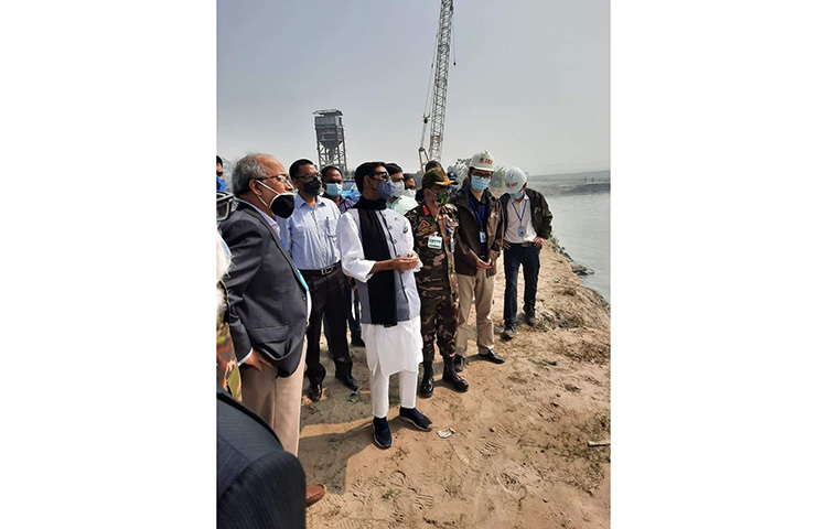 মূল পদ্মা সেতুর ৯২ ভাগ এবং পদ্মা বহুমুখী সেতু প্রকল্পের কাজ ৮৪ ভাগ শেষ হয়েছে বলে জানিয়েছেন সড়ক পরিবহন ও সেতুমন্ত্রী ওবায়দুল কাদের। আজ মাওয়া প্রান্তে পদ্মা সেতুর সর্বশেষ অগ্রগতি পরিদর্শন শেষে এ কথা জানিয়েছেন তিনি। ছবি: জাগো নিউজ