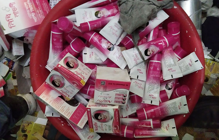 পুরান ঢাকার রহমতগঞ্জে হাজী বাল্লু রোডে ‘নিধি কসমেটিকস’ নামে এমন একটি কারখানার সন্ধান মিলেছে। সোমবার সেখানে অভিযান চালিয়ে বিপুল পরিমাণ নকল প্রসাধনী জব্দ করা হয়েছে। ছবি: জাগো নিউজ