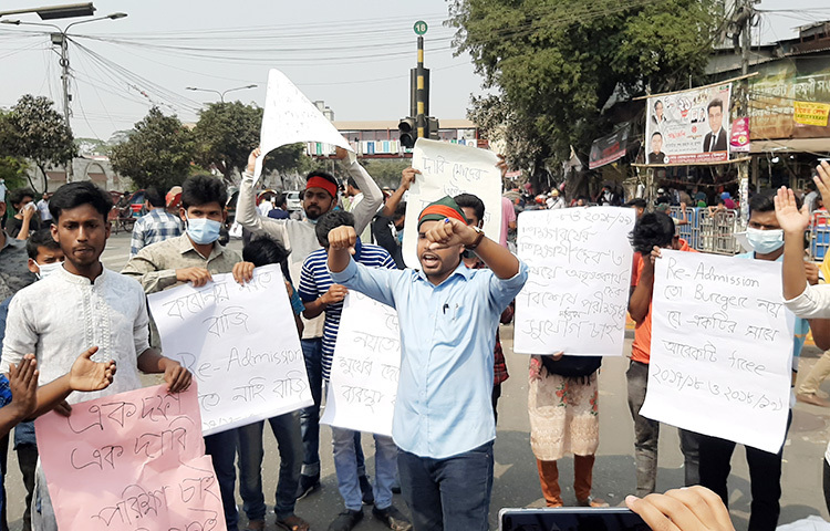 বিভিন্ন স্লোগানে বিক্ষোভ করেন ঢাকা বিশ্ববিদ্যালয় অধিভুক্ত সরকারি সাত কলেজের শিক্ষার্থীরা। ছবি: বিপ্লব দিক্ষিৎ