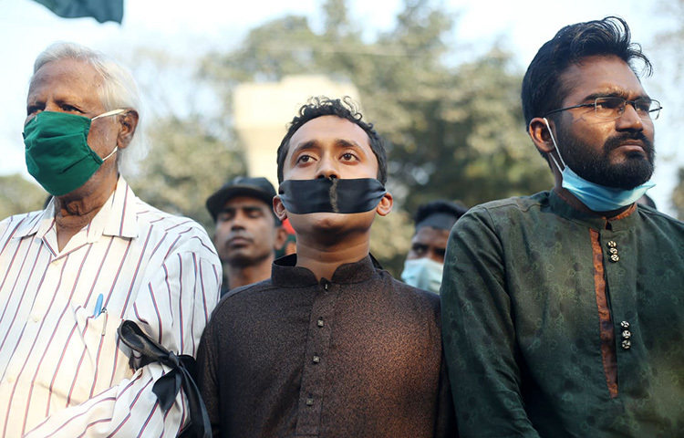 লেখক মুশতাক আহমেদের মৃত্যুর ঘটনায় মুখে কালো কাপড় বেঁধে রাজধানীতে প্রতিবাদ করা হয়।  ছবি: বিপ্লব দিক্ষিৎ